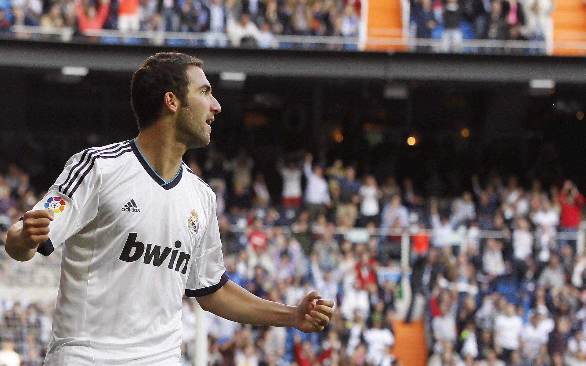 电竞赛事直播创新互动模式，观众参与热情高涨，电子竞技网络直播